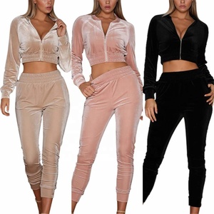 Nouvelle mode : Ensemble de survêtement 2 pièces en velours pour femme, comprenant un crop top à capuche et un pantalon de jogging, personnalisable, vente en gros - Product Image 3