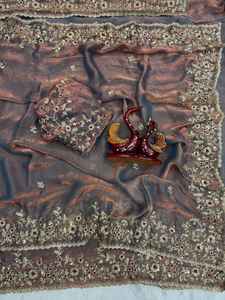 Tela de chifón de seda suave y pesada con bordado pesado, trabajo de zari y lentejuelas en el pallu, con borde de trabajo calado en el saree. - Product Image 2