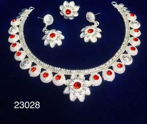 Ensemble de bijoux de mariée indiens traditionnels à motif floral, plaqué or et argent, boucles d'oreilles et collier, modèle 23027/23028 - Product Image 1
