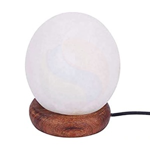Lámpara de sal rosa en forma de bola pequeña hecha a mano del Himalaya de color blanco empaquetada por Sian Enterprises, un producto artesanal natural - Product Image 1