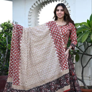 ชุดเลเฮนกาโชลีผ้าฝ้ายพิมพ์ลายด้วยมือ ดีไซน์สวยงาม 100% สำหรับฤดูร้อน เนื้อผ้าเบา แห้งเร็ว สไตล์ชาติพันธุ์ สำหรับผู้หญิง ใส่ไปงานปาร์ตี้ - Product Image 1