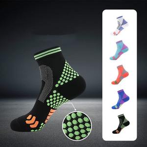 Serviette de sport professionnelle pour hommes Chaussettes de cyclisme à compression pour hommes Chaussettes de sport personnalisées pour hommes - Product Image 1