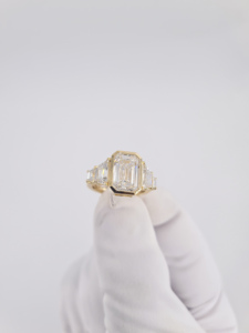 Anillo de Oro Amarillo Sólido con Diamante Cultivado en Laboratorio, Corte Esmeralda, Engaste Completo con Bisel, Piedras Laterales Trapezoidales Graduadas Escalonadas, Joyería de Tres Piedras - Product Image 1