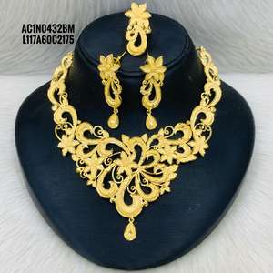 Conjunto de Collar corto Joyería de moda chapada en oro Diseño elegante en línea para fiesta Boda Hecho principalmente de latón Un gramo Todo tipo - Product Image 1