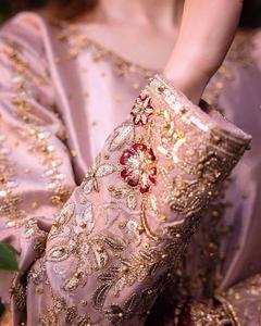 Presentando el nuevo diseñador Wear Chinon Silk Heavy Sequence Bordado y Diamond Hand Work Top y Palazzo con encaje Work - Product Image 5