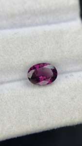 Piedra Preciosa Suelta de Granate Rodolita Natural Certificada de 8x6 mm, Corte Ovalado, con Excelente Calidad de Color, 1.41 Quilates, Limpia a Simple Vista - Product Image 2