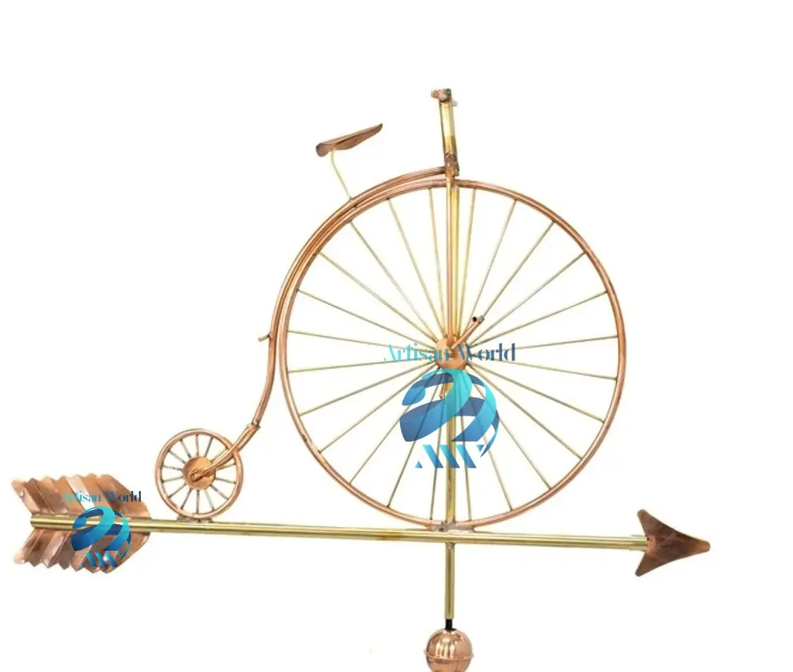家の屋外屋上の庭の装飾のための矢印風見鶏の昔の自転車と風が吹く方法の表示