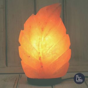 Lámpara decorativa de sal de cristal del Himalaya con forma de hoja con base de madera Elegante artesanía natural para relajarse - Product Image 3