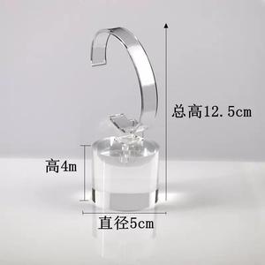 Présentoir de montre chic en acrylique transparent avec design en C, autoportant et idéal pour la présentation de montres de luxe en magasin - Product Image 5
