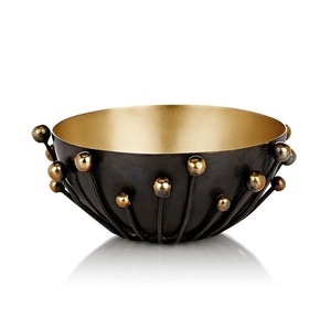 Bols de dattes en métal avec motifs uniques et élégance intemporelle pour servir des fruits secs lors de réunions de famille et d'événements - Product Image 1