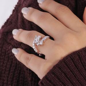 Bague de fiançailles en or massif 14 carats avec moissanite taille poire et marquise de 1,92 carats, certifiée IGI, conçue sur mesure pour femme - Product Image 1