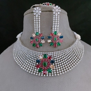 Ensemble de collier en zircon étincelant de luxe de superbe qualité avec boucles d'oreilles pour mariage, fiançailles et fête pour femmes et filles - Product Image 1