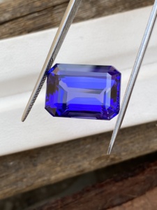 Étonnante pierre précieuse de taille émeraude d'octogone de Tanzanite naturelle bleu royal avec couleur de luxe, loupe de tanzanite zoisite propre 18.37 carat. - Product Image 4