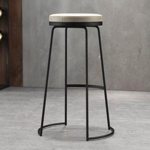 Tabouret de bar chic en bois et en fer avec une esthétique propre et des sièges confortables, parfait pour les configurations de bar à domicile modernes - Product Image 3