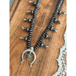 Collier Squash Blossom en turquoise Kingman et argent sterling Richard Yazza, motif et forme de épingle, idéal pour toutes les occasions - Product Image 4