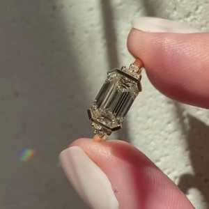 Anillo Apilable de Oro de 14K con Diamante Cultivado en Laboratorio de Corte Esmeralda de 1.01CT, Brillante, Ideal para Regalo de Compromiso o Fiesta, Joyería para Novia - Product Image 5