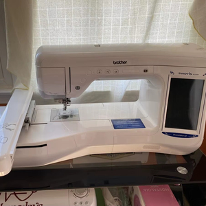 ผู้จัดจำหน่ายที่ได้รับอนุญาตของเครื่องปักผ้า VE2200 รุ่น Home & Embr0idery 318 ลายในตัว พร้อมมอเตอร์เป็นแกนกลาง - Product Image 1