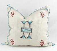 Coussin décoratif marocain bohème fait main 100% coton slub 50x50cm avec fermeture éclair dissimulée au dos, pompons touffetés et motif feuille