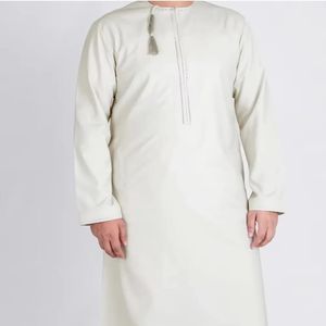 Dernier arrivage de Thobes émirati pour hommes, couleur blanche, fournisseur pakistanais, conception personnalisée de Thobes au tarif de gros et à faible quantité minimale de commande 2025 - Product Image 1