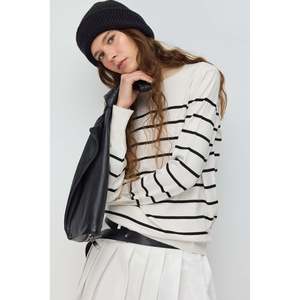 Suéter Casual con Diseño de Bicicleta y Cuello con Detalle de Broches, Estilo Tejido - Product Image 1