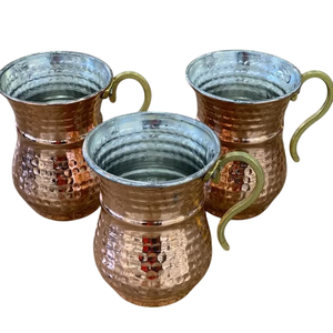 Mug à boire incurvé en cuivre martelé artisanal avec une élégante poignée en laiton pour une consommation saine - Product Image 1