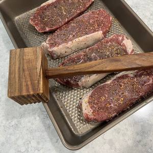 Marteau à viande professionnel en bois d'acacia - Battoir à viande double face - Attendrisseur de viande en bois naturel pour steak, poulet et volailles - Product Image 4