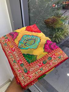 Saree pour mariage en tissu Georgette doux de qualité supérieure avec imprimé bandhni et bordure en dentelle multi-broderie - Product Image 6