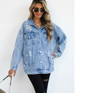 Veste en jean bleu clair surdimensionnée avec boutons argentés, poches poitrine, poches latérales et manches longues pour le streetwear - Product Image 2