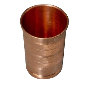 Diseño en relieve Acabado pulido brillante Vaso de agua potable Ayurveda Beneficios para la salud Vidrio de metal decorativo - Product Image 4