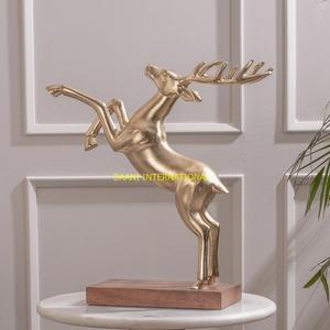 Figurine de cerf d'élevage en aluminium avec base en bois Statue de renne élégante Décoration de Noël moderne Sculpture de luxe - Product Image 2