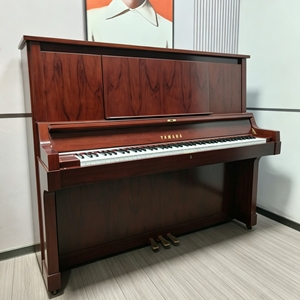 Piano droit Yamaha W101 en acajou d'occasion, brun, acoustique, professionnel, 88 touches, instrument d'occasion - Product Image 1