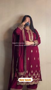 Design unique ethnique pakistanais Salwar Kameez avec tissu en soie et broderie complexe pour un look festif disponible au meilleur prix - Product Image 4