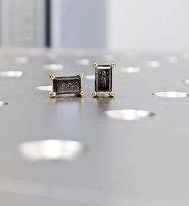 Pendientes de tuerca de diamante Baguette de oro sólido de 14K, pendientes minimalistas de sal y pimienta para el Día de la madre, regalo de joyería para fiesta, certificado GIA - Product Image 2