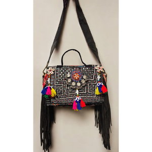 งานฝีมือแห่งประเพณี: กระเป๋าสะพายปักลายชนเผ่าด้วยมือ ประดับเปลือกหอยโข่งแสง ลายกระจกเงาแบบดั้งเดิม และตกแต่งแบบซ้อนชั้น - Product Image 2