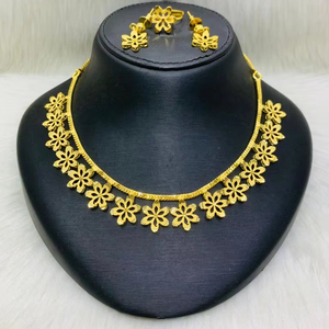 Colliers courts dernier cri stylé tendance de créateur avec boucles d'oreilles et bagues en plaqué or 18 carats, bijoux d'un gramme pour femmes - Product Image 1