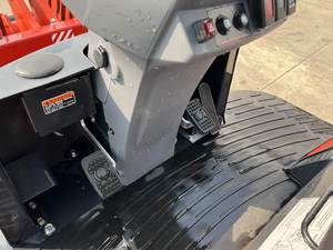 Chargeur sur pneus Kubota R430 2023 | Chargeur compact de 2.6 tonnes avec moteur diesel de 47.6 CV | Équipement de construction et agricole - Product Image 5