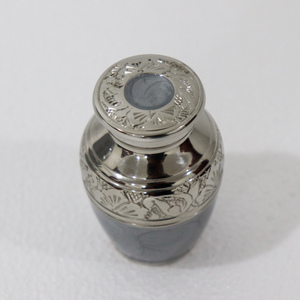 Urne en cendres en laiton de meilleure qualité avec ailes d'ange fabriquées à la main Urne funéraire en métal gravée sur mesure avec revêtement en émail pour cendres humaines - Product Image 6