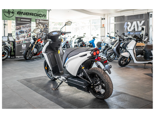 Nouvelle trottinette électrique Ray 7.7 Premium 2023 |   Classique Blanc |   129 km/h |   Trottinette électrique 7,7 kWh - Moto électrique - Remise exclusive de 30% - Product Image 5