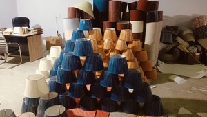 Abat-jour en tissu de lin rouge et bleu fait main au design moderne avec pompon plissé style Empire droit Lampe suspendue - Product Image 6