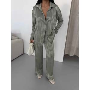 Ensemble de vêtements de nuit pour femmes en satin à rayures 2519 - Product Image 1