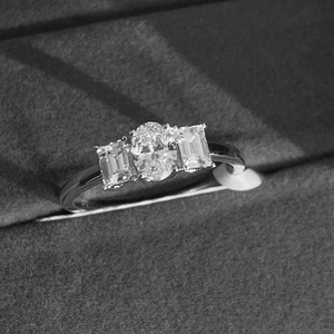 Bague de fiançailles classique à trois pierres ovales au centre avec des côtés en taille émeraude, argent sterling 925 en or blanc 10 carats, diamant de laboratoire - Product Image 4