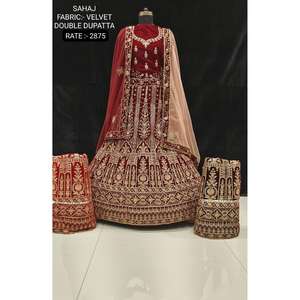 Lehenga Choli de terciopelo de alta calidad para mujeres para bodas y ocasiones especiales directamente desde la India - Product Image 1