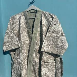 Fabricant et vente en gros de kimono court matelassé Kantha indien Manteau vintage pour femme Mode festival Robe en coton faite à la main - Product Image 4