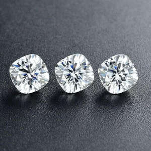 Diamant en vrac élégant de 1,5 carat, forme coussin, géométrie structurée, surface polie et transparente - Product Image 3