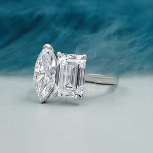 แหวนเพชรหมั้นทรงมาร์คีส์และทรงไวท์โกลด์ประดับมรกตแบบ Toi Et Moi - Product Image 3