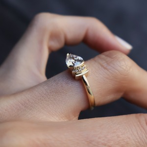 Anillo de Compromiso Solitario con Circonita Cúbica en Corte Pera de 5x8 mm, Chapado en Oro Amarillo, Joyería Fina para Mujer, Venta al por Mayor - Product Image 5