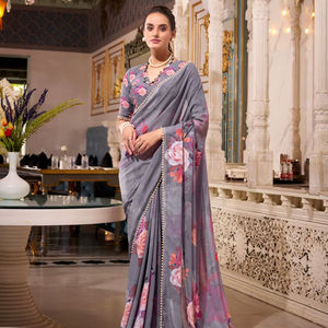 วิธีที่ดีที่สุดในการแสดงลุคที่ดูมีระดับด้วยผ้าส่าหรีจอร์เจียต์พิมพ์ลายสวยงามนี้ พร้อมขอบลูกไม้ประดับมุก - Product Image 1