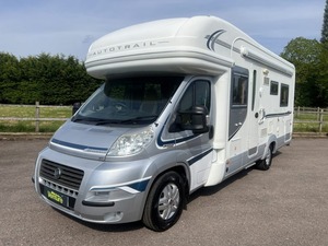 Autocaravana de Lujo 4X4 Todoterreno de Acero Inoxidable, Remolque de Caravana para Viajes por Carretera, Nevera Móvil para Uso en Campamentos - Product Image 5