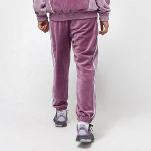 Survêtements en velours de haute qualité pour hommes, style streetwear, avec logos brodés personnalisés, bordures blanches et techniques d'impression. - Product Image 5