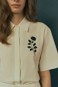 Camisa informal para mujer con bordado de signo de Rosa Servicios ODM Vietnam Hecho para todas las estaciones-Primavera Otoño Verano Invierno - Product Image 3